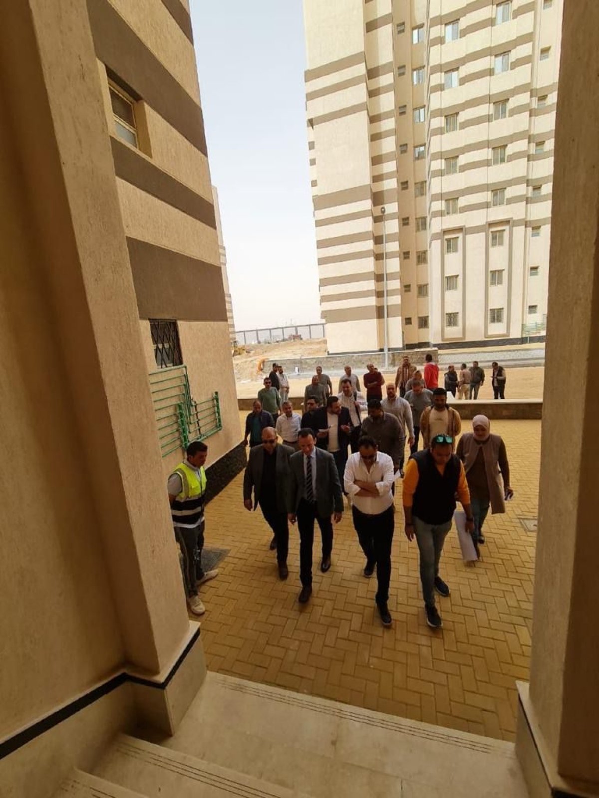 مساعد وزير الإسكان للشئون الفنية يتفقد سير العمل بمشروع إنشاء 74 برجا سكنياً بحدائق أكتوبر