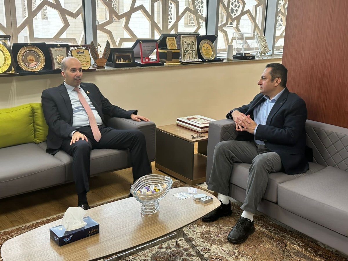 بالصور.. "خالد عباس" يستقبل محافظ العاصمة البحرينية