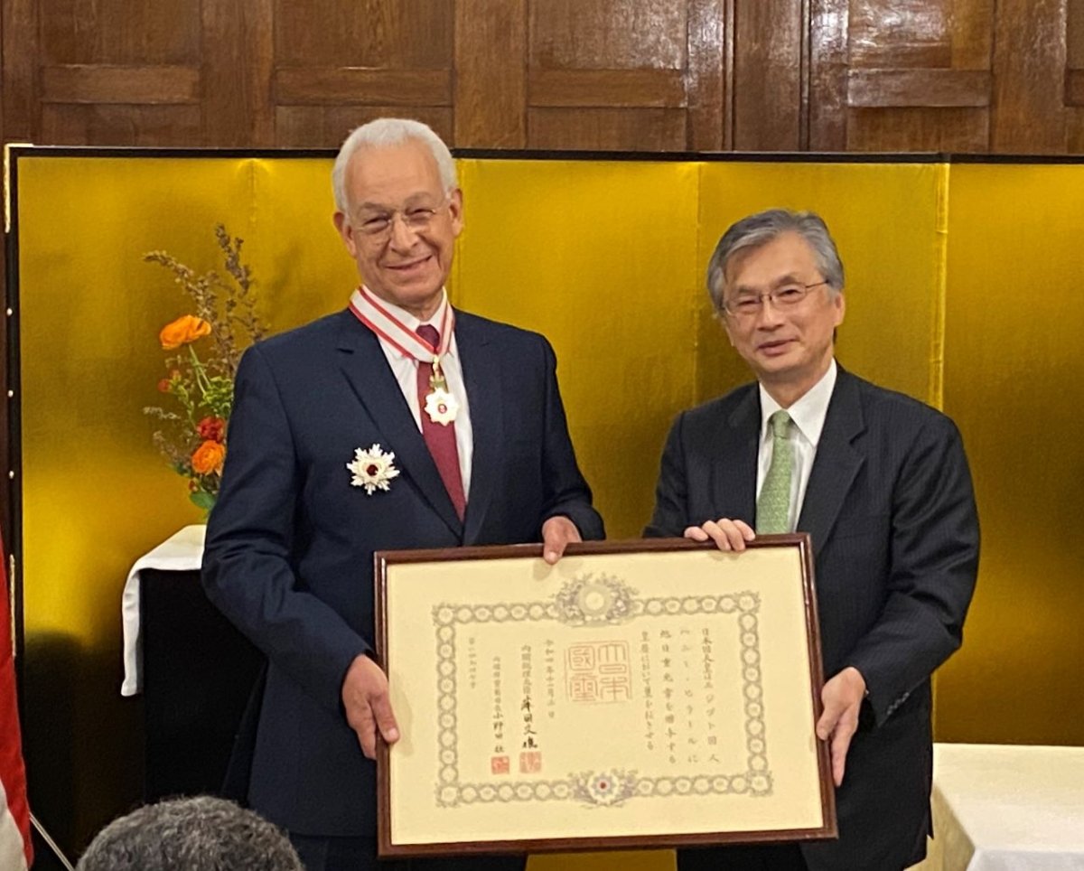 تتويج الدكتور "هاني هلال" وزير التعليم العالي الأسبق بوسام الشمس المشرقة النجم الذهبي والفضي