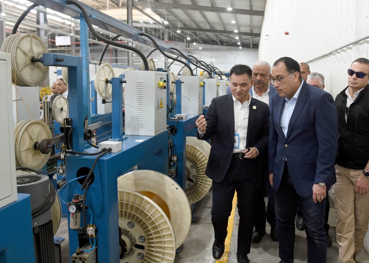 "مدبولي" يتفقد مصنع هنج تونج أوبتيك إليكتريك مصر