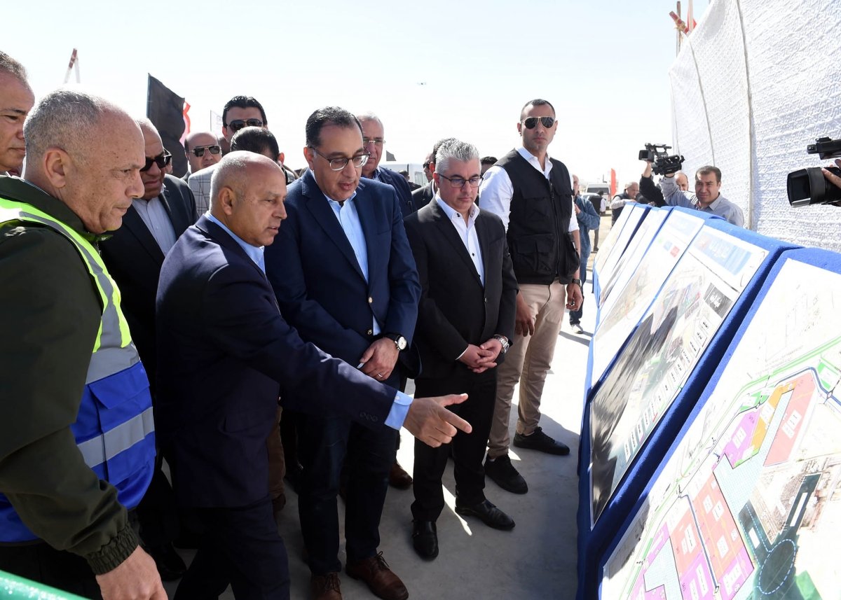 رئيس الوزراء يتفقد مشروع استكمال تطوير ميناء السخنة