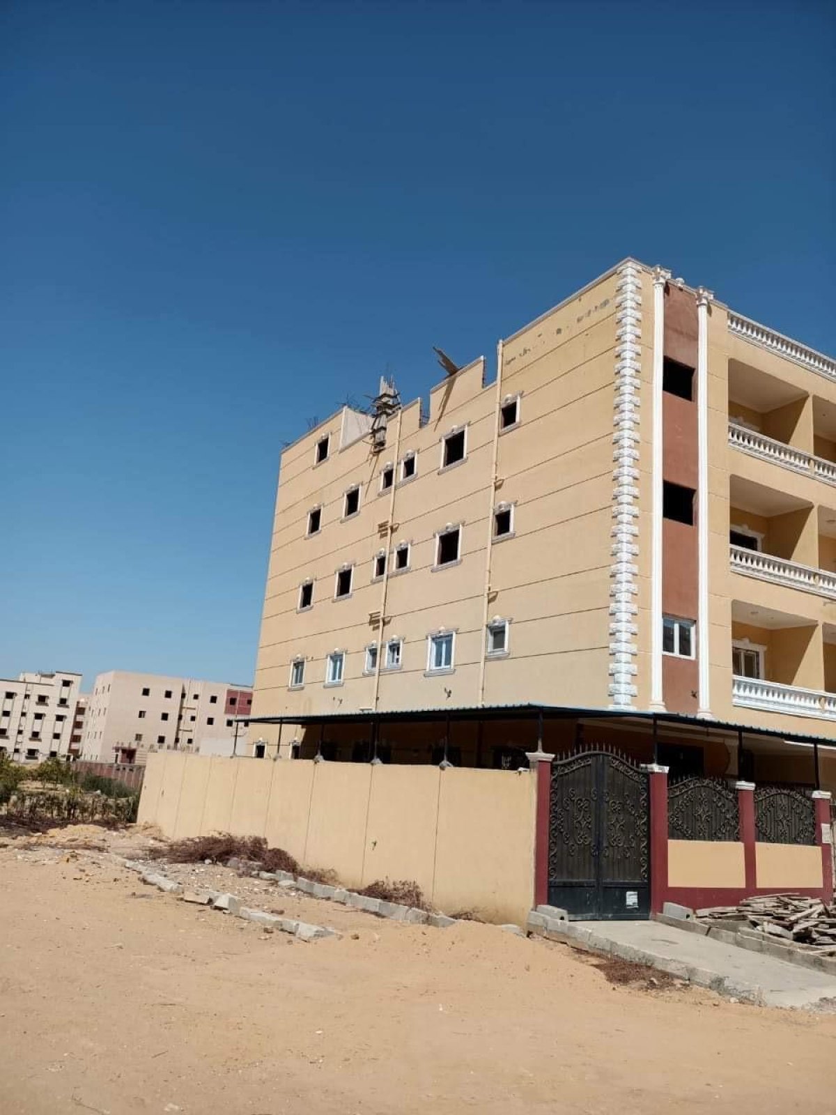 جهاز مدينة بدر يشن حملة لإزالة مخالفات بناء بقطعتي أرض بالمدينة