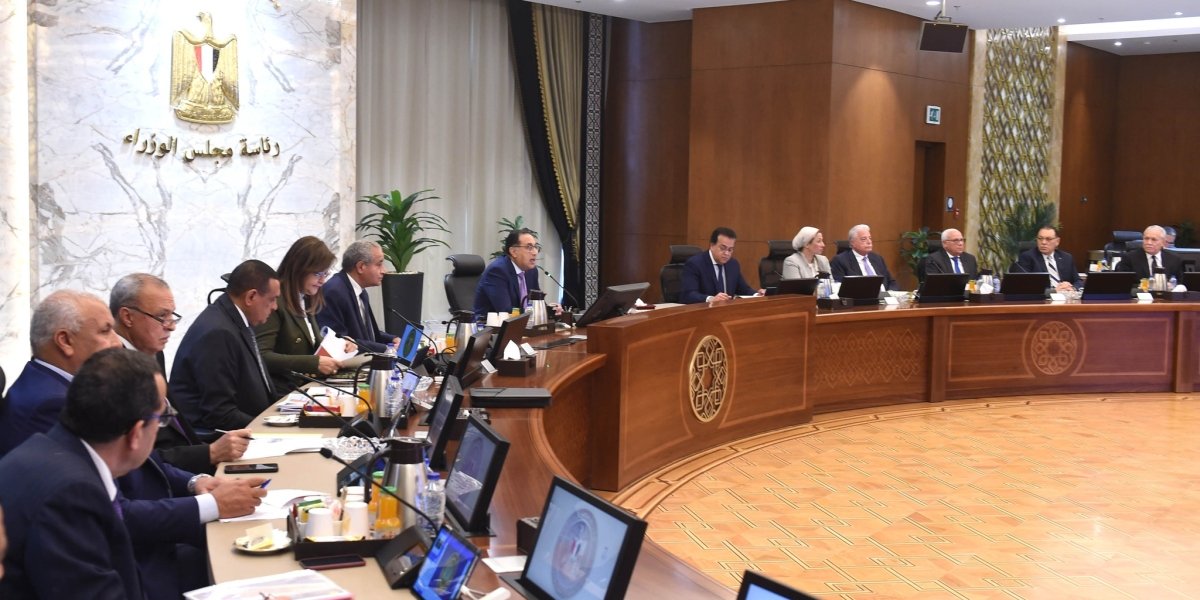 رئيس الوزراء يشكر المحافظين على جهودهم في تسهيل إقامة الشوادر والمنافذ التي توفر السلع بأسعار مناسبة