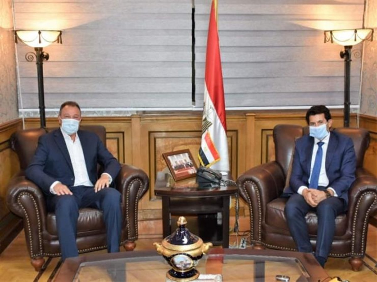 وزير الرياضة يجتمع بالخطيب لبحث طلب الأهلي برد هدايا وتبرعات آل الشيخ