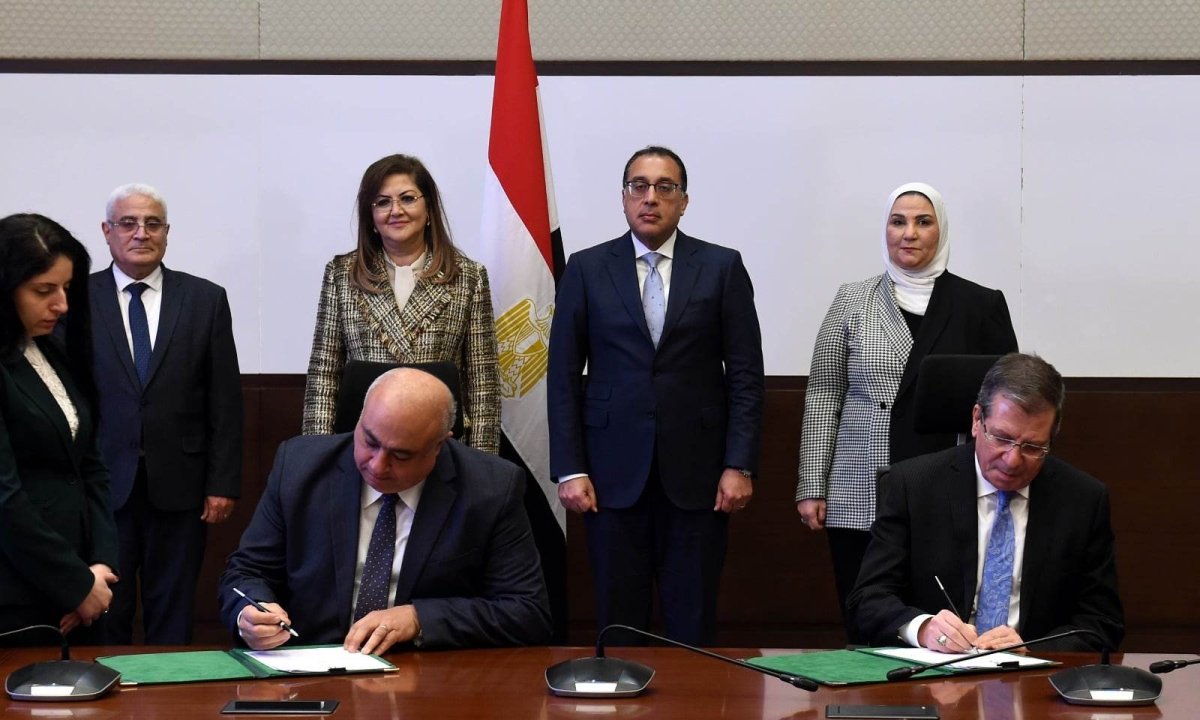 رئيس الوزراء يشهد توقيع بروتوكول تعاون لتشغيل مراكز تكنولوجية نموذجية متنقلة لتقديم الخدمات التأمينية