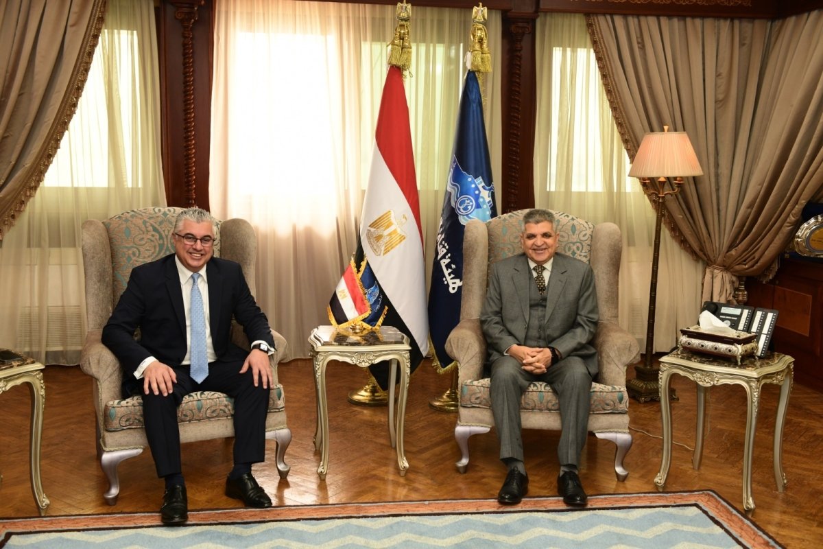 الفريق أسامة ربيع يلتقي رئيس المنطقة الاقتصادية لبحث التعاون المشترك