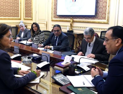 رئيس الوزراء يتابع موقف إتاحة التغذية الكهربائية لعدد من المشروعات التنموية