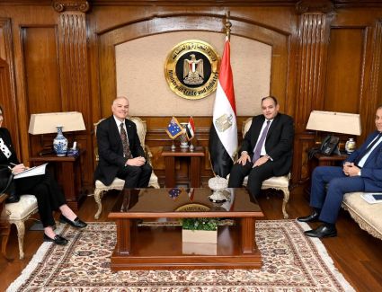 وزير التجارة والصناعة يبحث مع سفير استراليا بالقاهرة سبل تنمية العلاقات الاقتصادية بين البلدين