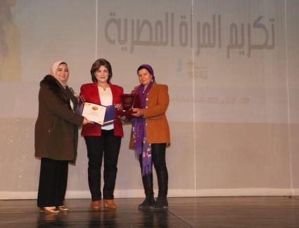 قصور الثقافة تكرم الاعلامية ماجده محمود كأفضل شخصية على المستوى القومي 