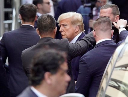 عاجل: الشرطة الأمريكية تحتجز الرئيس السابق "ترامب"