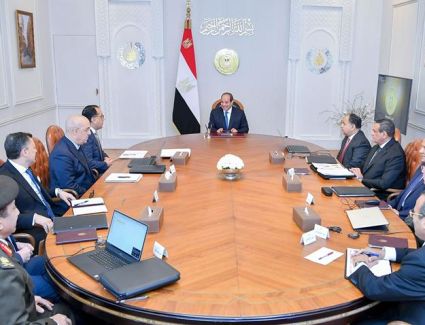 الرئيس  السيسي يجتمع برئيس الوزراء وعدد من الوزراء والمسئولين