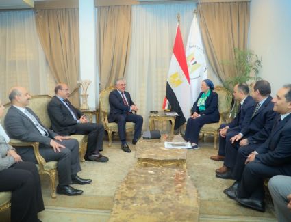 وزارة البيئة توقع مع المنطقة الاقتصادية لقناة السويس بروتوكول تعاون لدعم الصناعة الخضراء 