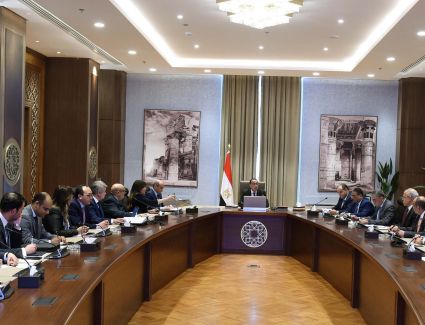 رئيس الوزراء يعقد اجتماعا لبحث سُبل النهوض بالمناطق الاستثمارية والصناعية والتغلب على التحديات التى تواجه المستثمرين