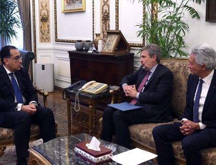 رئيس الوزراء يلتقي سفير إيطاليا لدى مصر