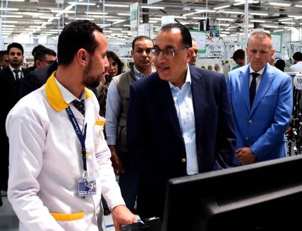 "مدبولي" يتفقد مصنعاً لـ "إس إي وايرنج سيستمز إيجيبت" التابعة لـ "سوميتومو" اليابانية