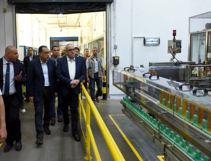 رئيس الوزراء يتفقد مصنع لوريال - القاهرة المتخصص في إنتاج مستحضرات التجميل