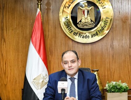 وزير التجارة والصناعة يتلقي تقرير حول تطور العلاقات التجارية والاستثمارية بين مصر واليابان