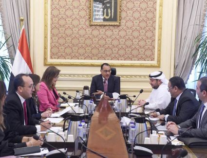 رئيس الوزراء يلتقى رئيس مجلس إدارة شركة أبوظبي القابضة لبحث عدد من الفرص الاستثمارية