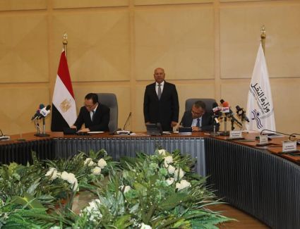 وزير النقل يشهد مراسم توقيع عقد بناء عدد 2 سفينة متعددة الأغراض MPC14K