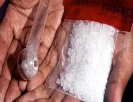 حشيش وآيس.. سقوط عنصر إجرامي بحوزته مخدرات بملايين الجنيهات 