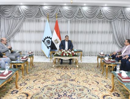 وزير الإنتاج الحربى  يتفقد مصنع إنتاج وإصلاح المدرعات