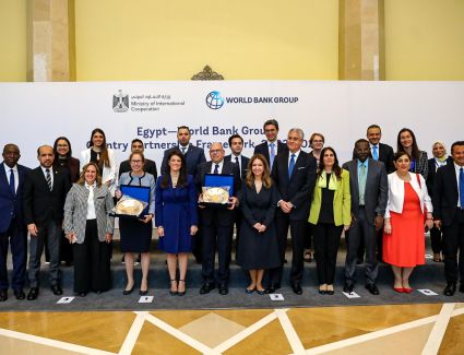 المشاط تُكرم المدير القطري للبنك الدولي ومدير العمليات تقديرًا لجهودهما في الإعداد للاستراتيجية وتعزيز التعاون الثنائي