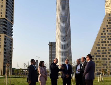 رئيس الوزراء يتفقد الحدائق المركزية "النهر الأخضر" بالعاصمة الإدارية الجديدة