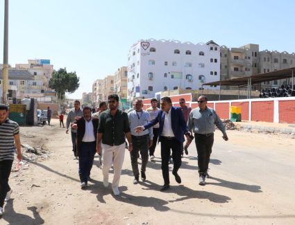 رئيس جهاز " السادات " يتفقد أعمال التطوير الجارية..ويلتقي سكان عدة مناطق بالمدينة