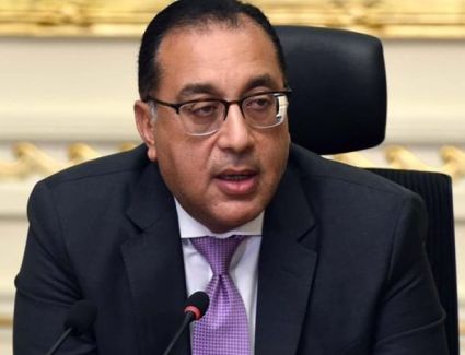 رئيس الوزراء يستعرض تقريرا لوزيرة الثقافة حول إطلاق أسطول المكتبات المتنقلة الجديدة في عدد من المحافظات