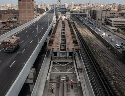 الهيئة القومية للأنفاق: إتمام المرحلة الأولى والأساسية من تركيب مسار خط المترو المار أعلى محطة مترو جامعة القاهرة