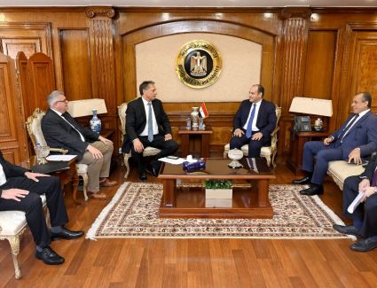 وزير التجارة والصناعة يبحث مع وفد شركة مرسيدس - بنز تعزيز استثمارات الشركة بالسوق المصري 