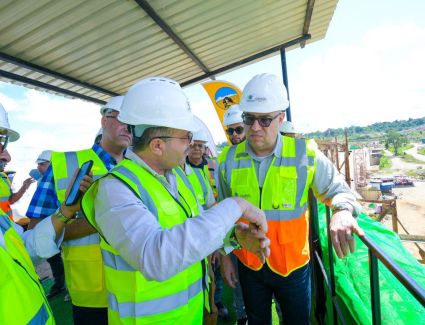 وزير الإسكان يتفقد سير العمل بمشروع سد ومحطة "جوليوس نيريرى" الكهرومائية على نهر روفيجى بتنزانيا