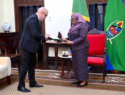 وزير الإسكان يسلم رسالة من الرئيس السيسي لرئيسة تنزانيا تؤكد متانة العلاقات الثنائية