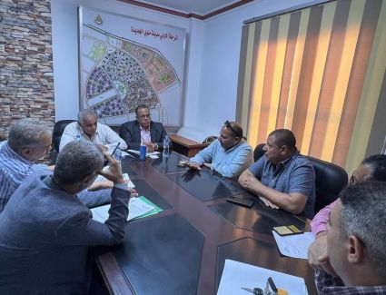 رئيس جهاز " ملوي الجديدة " يجتمع بمسئولي الشركات العاملة بالمدينة لدفع العمل بالمشروعات