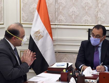 رئيس الوزراء يستعرض مع رئيس البورصة تطورات سوق الأوراق المالية المقيدة في ظل "كورونا"