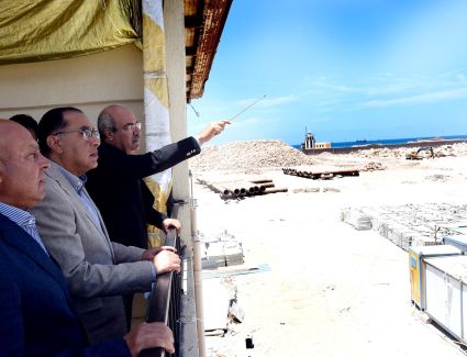 رئيس الوزراء يتابع معدلات تنفيذ عدد من المشروعات الجاري تنفيذها بميناءي الإسكندرية والدخيلة