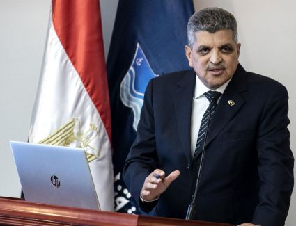 الفريق أسامة ربيع:"الهيئة تدفع بثلاثة قاطرات لقطر ناقلة بترول تعطلت ماكيناتها خلال عبورها للقناة"