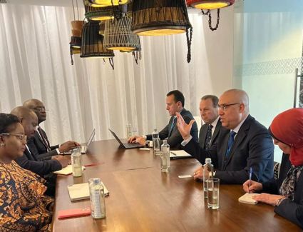 وزير الإسكان يلتقى نظيرته بجنوب إفريقيا لبحث سبل التعاون بين البلدين