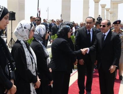 الرئيس السيسي يتقدم جنازة والدة رئيس مجلس الوزراء بمسجد المشير طنطاوي 