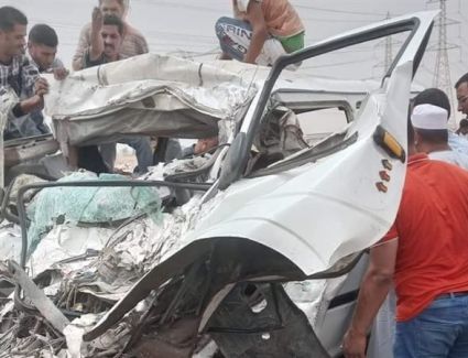 مصرع 15 شخصًا في حادث تصادم تريلا وميكروباص بالطريق الصحراوي بالصف