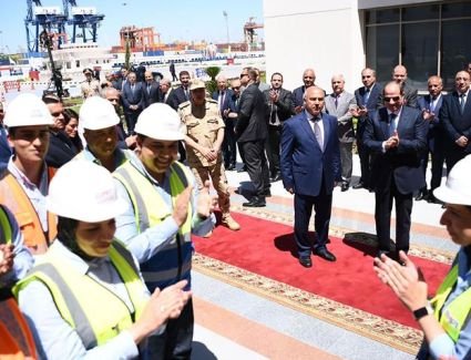 بالصور.. الرئيس السيسي يفتتح محطة تحيا مصر ويرفع علم مصر على سفينة وادي الملوك بميناء الإسكندرية