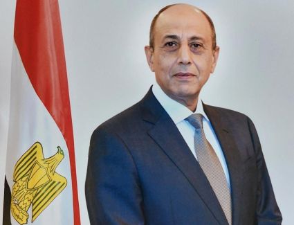 جولة مفاجئة لوزير الطيران المدني بمطار سفنكس الدولي 