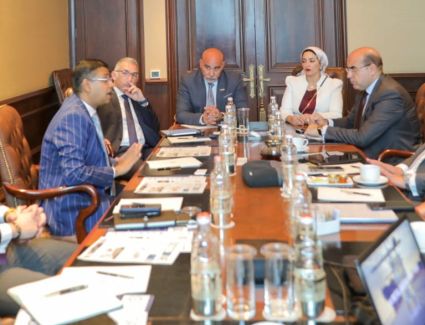 رئيس اقتصادية قناة السويس يلتقي وزير الدولة للشئون الخارجية لتعزيز التعاون بين الجانبين