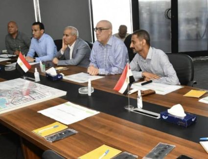 وزير الإسكان يعقد اجتماعا بمنطقة الأبراج الشاطئية بـ"العلمين الجديدة"