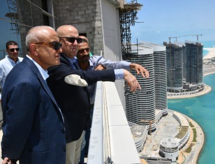 وزير الإسكان يتابع مشروعات مدينة العلمين الجديدة من الطابق الـ42 بأحد أبراج المنطقة الشاطئية
