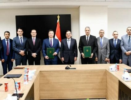 "الملا" يشهد توقيع بين هيئة البترول واباتشى الامريكية على اللائحة التنظيمية لإدارة عمل شركة خالدة للبترول