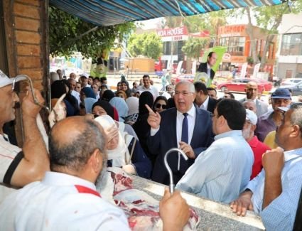 "القصير" يتفقد المنافذ التابعة للوزارة ويوجه بتوفير السلع بالأسعار المخفضة للمواطنين 