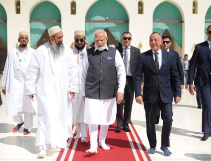 رئيس وزراء الهند يزور مسجد الحاكم بأمر الله بالقاهرة التاريخية