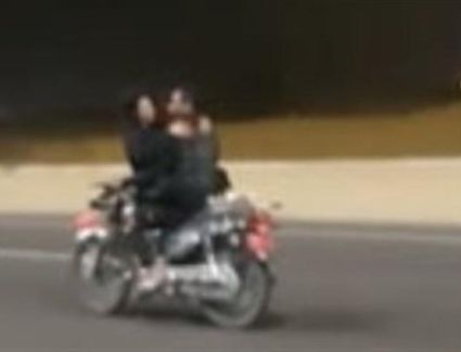 وضع مخل.. ضبط ميكانيكي أجلس فتاة أمامه على دراجة نارية 