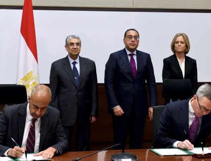 بحضور رئيس الوزراء: التوقيع على اتفاقية لتخصيص قطعة أرض لشركة "سكاتك النرويجية" لإقامة محطة طاقة رياح غرب سوهاج